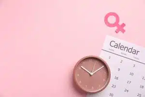 saignements a la menopause causes risques et quand consulter d urgence 1